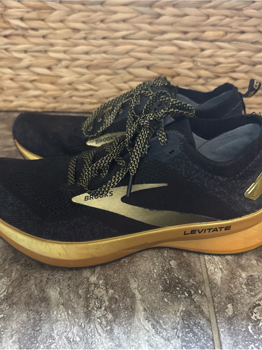 Brooks Levitate 4.0 Black Gold Athletic Running Gym Walking Shoes Women’s Sz 7.5